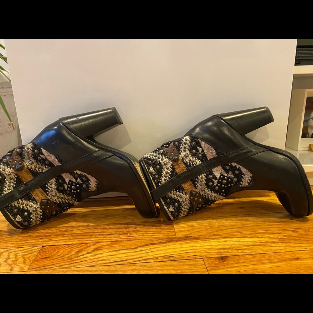 Jenny Navajo short Frye studded boots - like new!